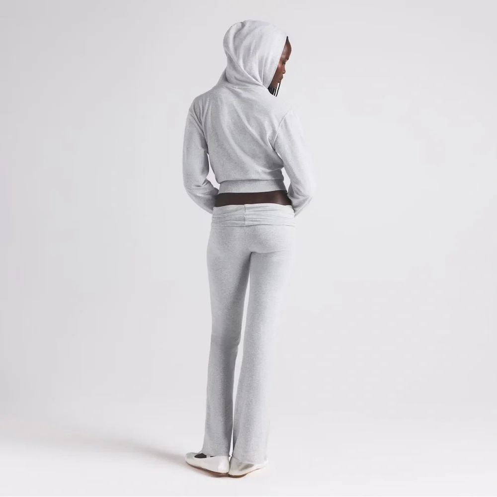 SKIMS Cotton Jersey Slim Zip Up Hoodie - Picture 4 of 5